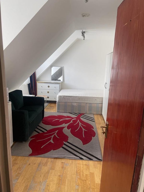 'Large Studio Flat in Willesden Green' Room to Rent from SpareRoom