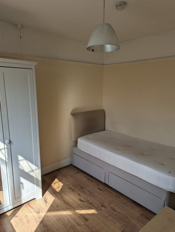 'Large Single Room(No Deposit required) in Wembley' Room to Rent from