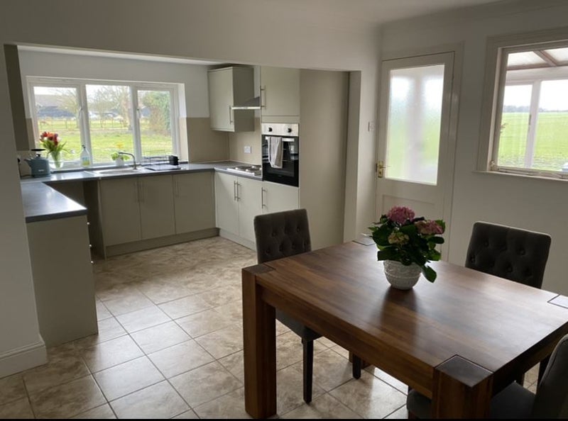 Photo 1: Modern kitchen 