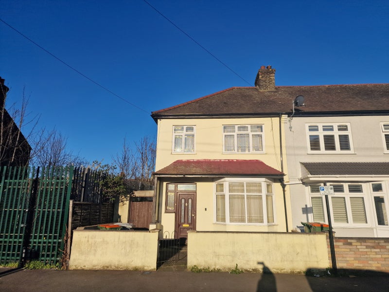 'Single & Double Bedroom to Let in East Ham' Room to Rent from SpareRoom