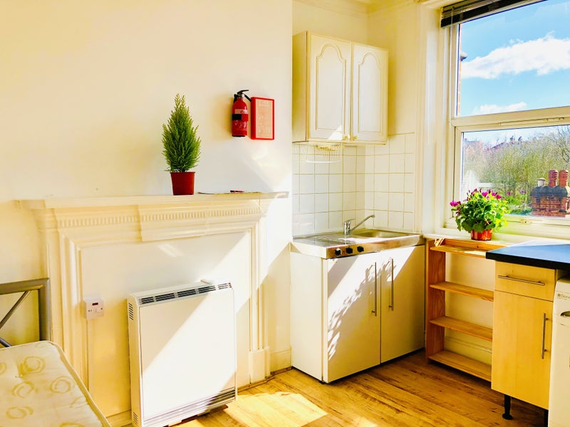 'Studio Flat To Rent In Cricklewood Broadway NW2' Room to Rent from