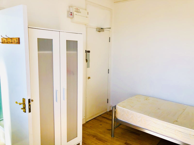 'Studio Flat To Rent In Cricklewood Broadway NW2' Room to Rent from