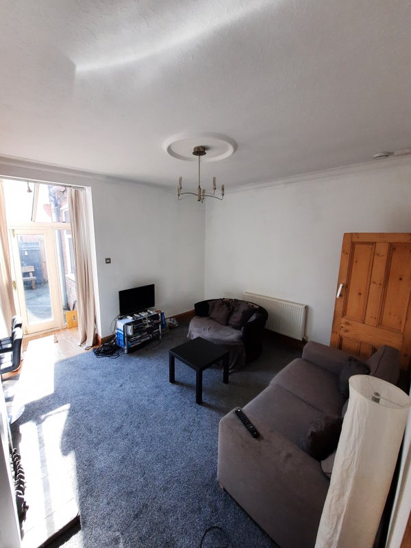 Photo 1: Living space 1