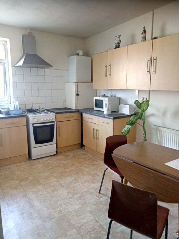 'Spacious room to share in house near city centre' Room to Rent from