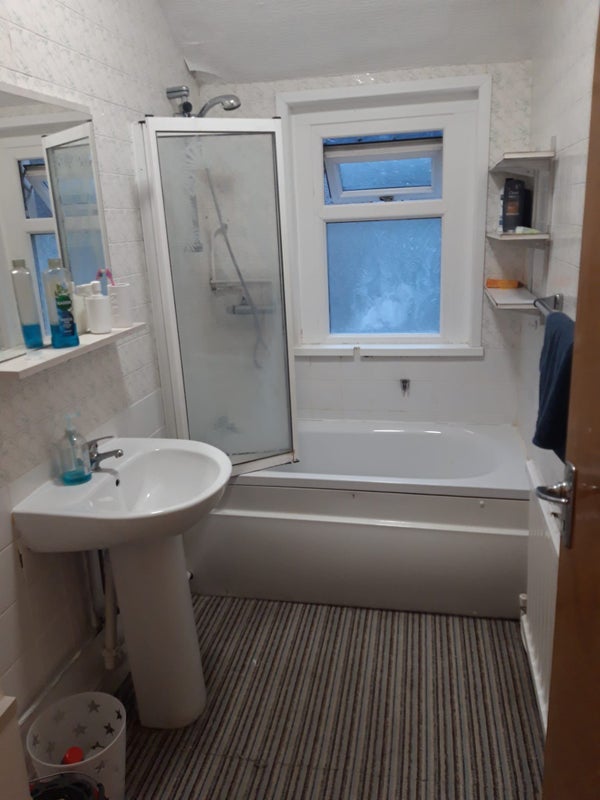 ' Single room on Whitchurch road all bills inc' Room to Rent from SpareRoom