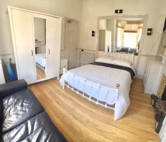 'Prime Hammersmith Location Large Double Room!' Room to Rent from SpareRoom