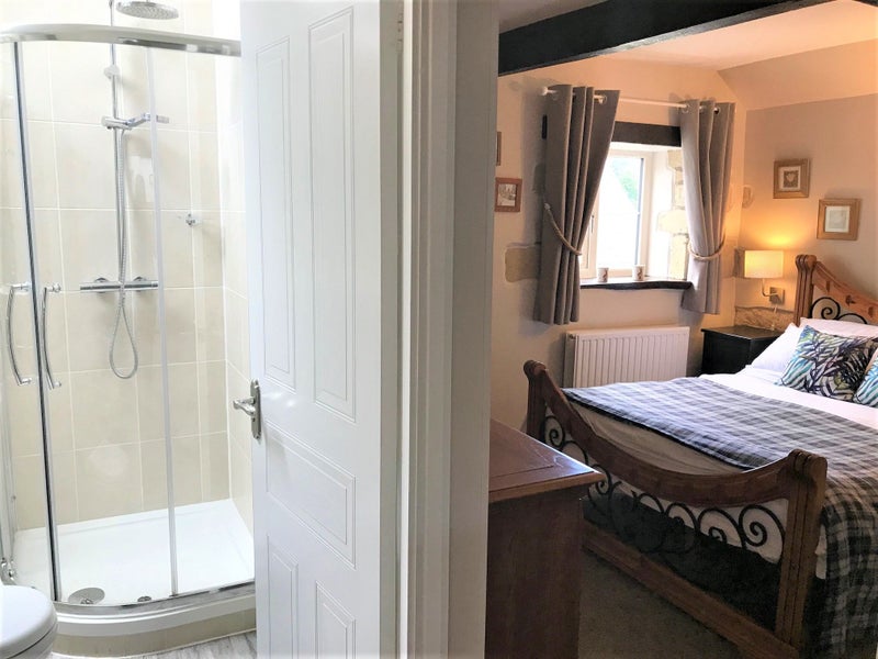 Photo 1: Room 5 large En-suite