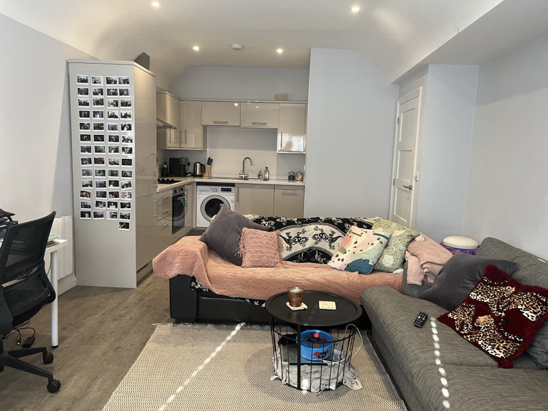 'Double room available on the high street in Marlow' Room to Rent from