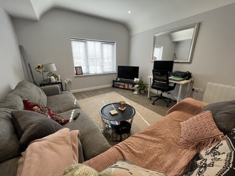 'Double room available on the high street in Marlow' Room to Rent from