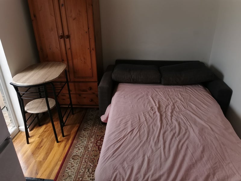 'Studio room with its own kitchen and convenience' Room to Rent from ...