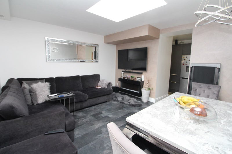 Room To Let 'Fully Furnished Room To Let' Room to Rent from SpareRoom