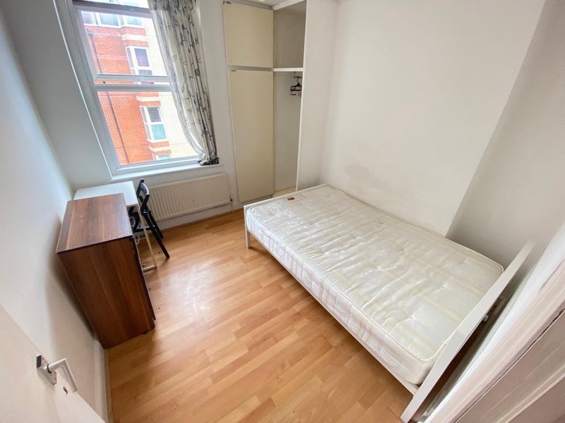 'Double room Angel, shared w/ 1 flatmate £254pw' Room to Rent from
