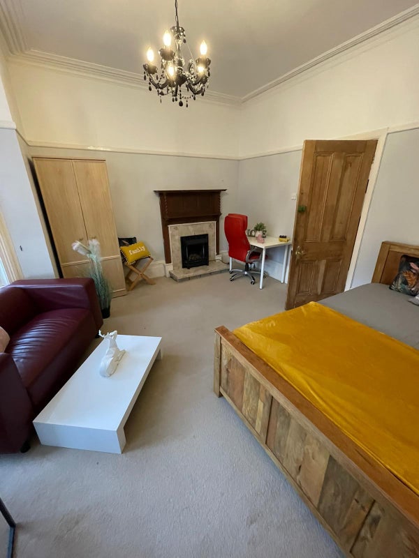'Only 2 Rooms In Flat. Charminster' Room to Rent from SpareRoom
