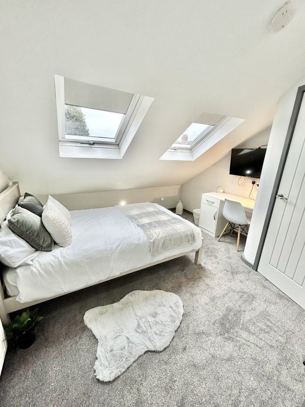 Photo 1: Bedroom 4