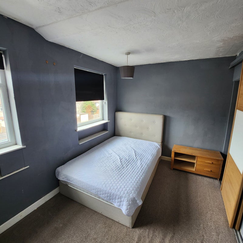 Photo 1: Bedroom 