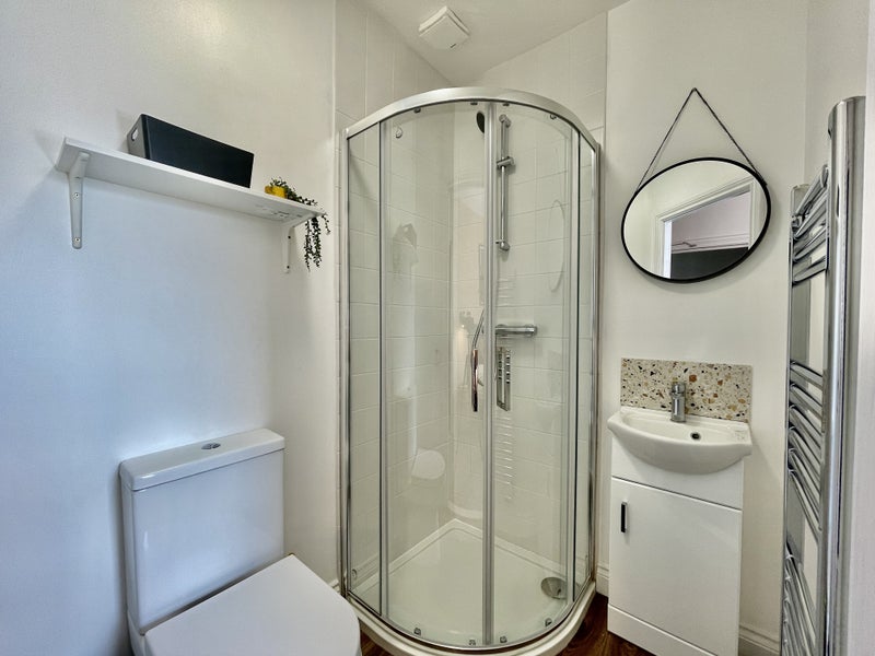 'Lovely double ensuite room, brand new house share' Room to Rent from