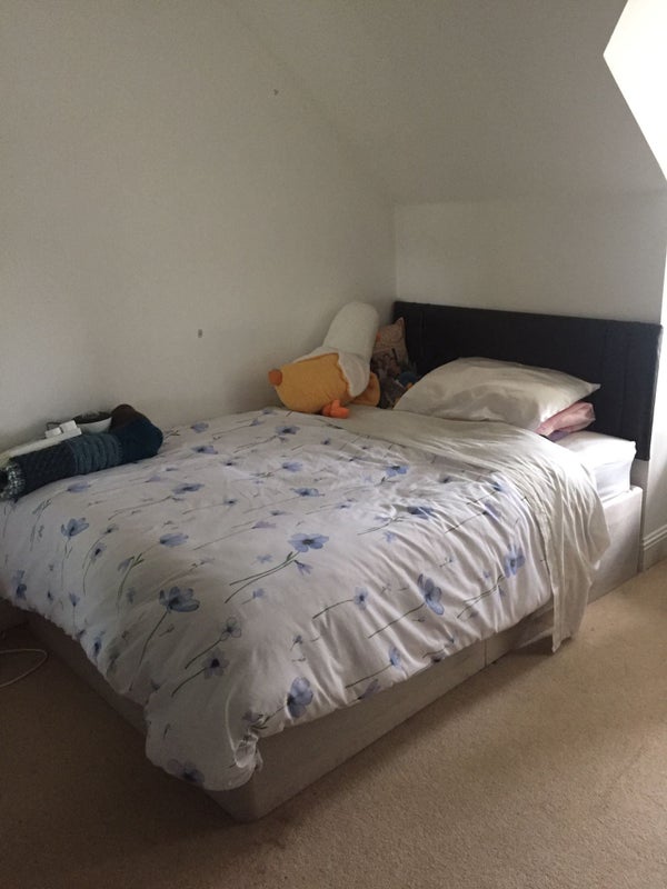'Bedroom With En Suite Free In Egham £650 Rent ' Room to Rent from SpareRoom