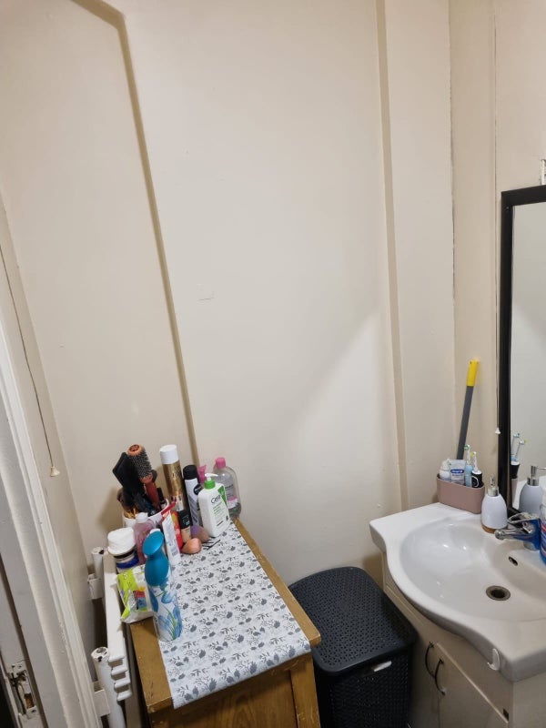 'En suite/studio Hounslow East Station ' Room to Rent from SpareRoom