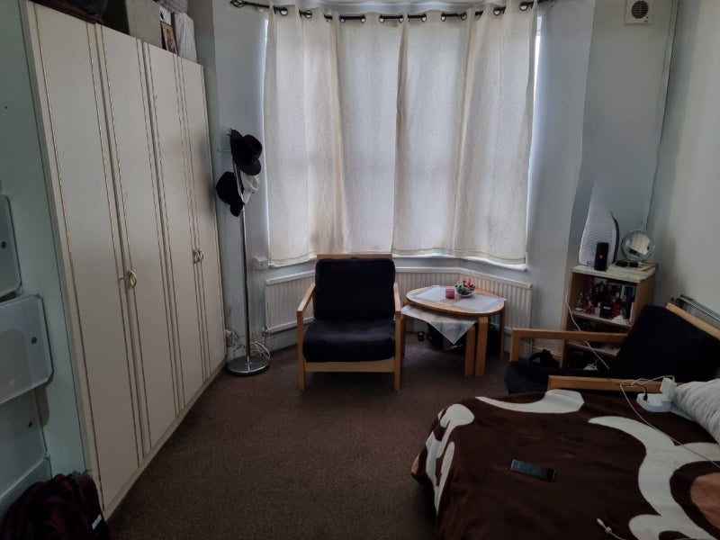'En suite/studio Hounslow East Station ' Room to Rent from SpareRoom