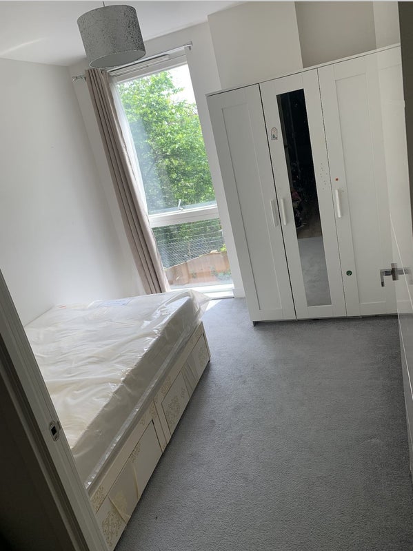 'Spare room in a new build flat clean and friendly' Room to Rent from