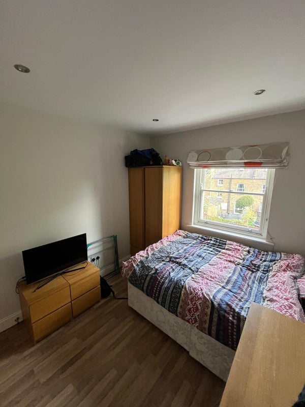 'Double Bedroom Clapham North' Room to Rent from SpareRoom