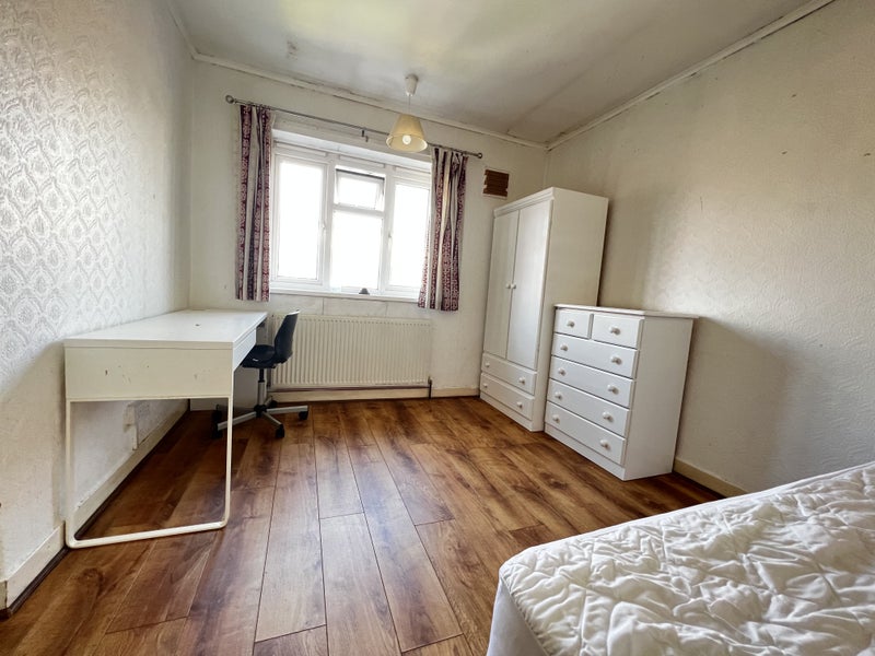 'Large Room To Rent Near City (Zone 2)' Room to Rent from SpareRoom