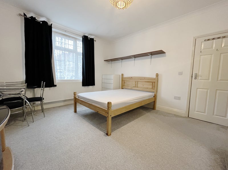 'Large Double Room 15 Min Walk To Hounslow East' Room to Rent from