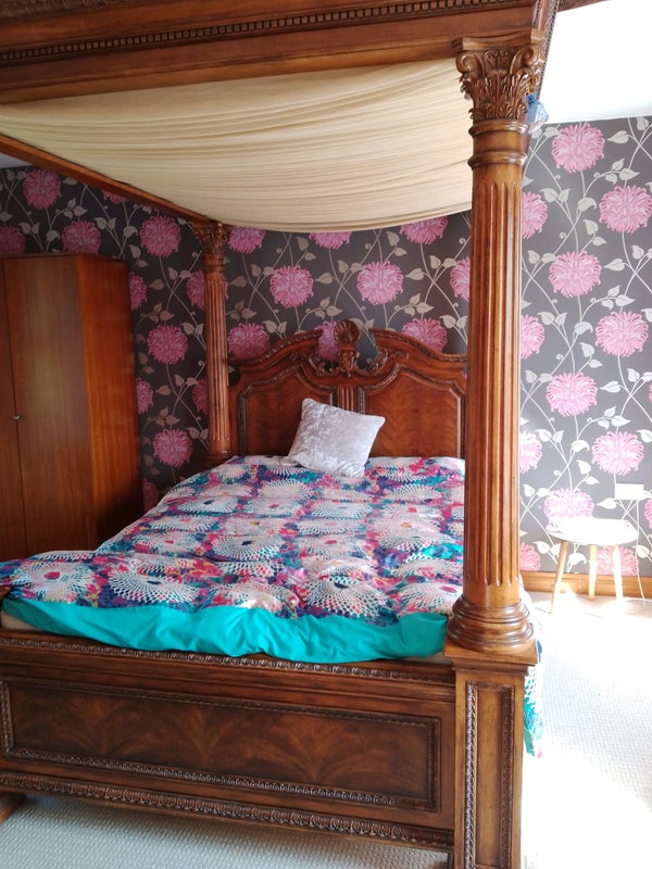 Photo 1: King size 4 poster with en suite bathroom