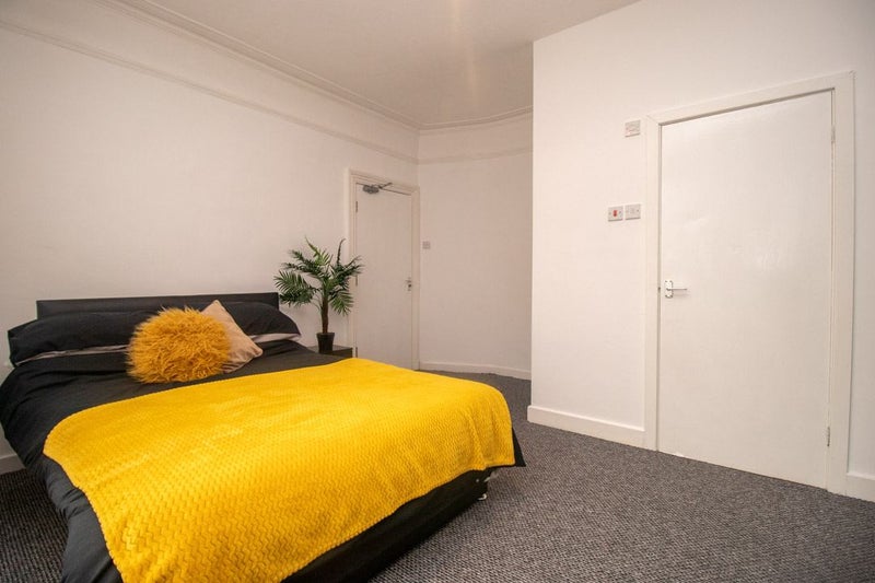 'Ensuite LARGE ROOM' Room to Rent from SpareRoom
