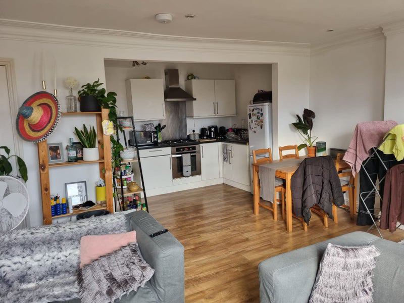 Photo 1: Kitchen/dining/living area