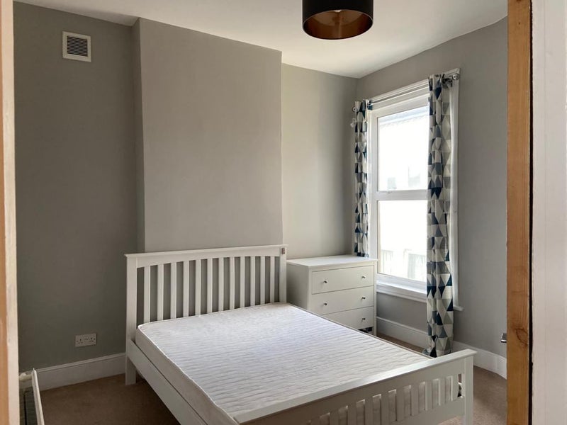 'Charming 3 bed flat + office & shared gdn Finchley' Room to Rent from