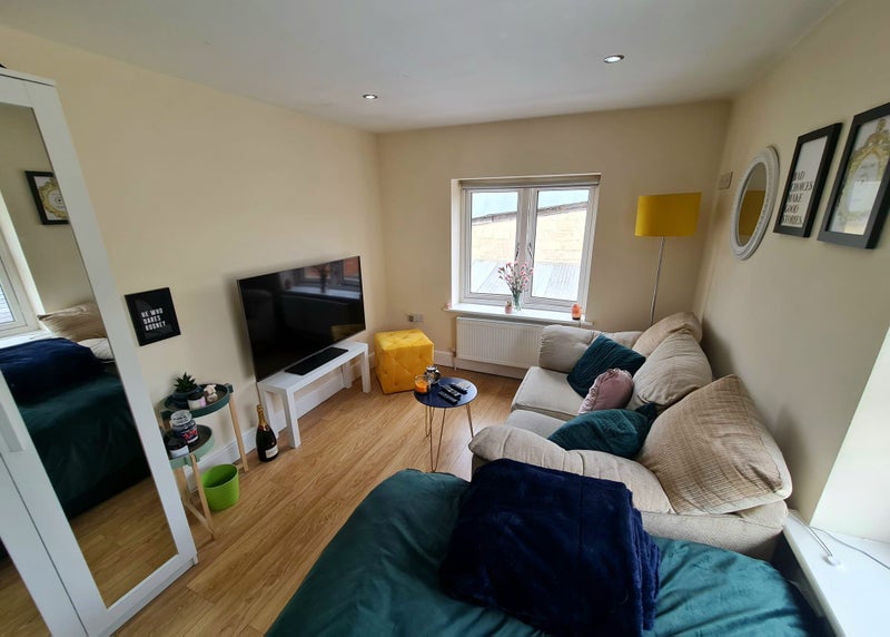 Photo 1: FF - Spacious Studio Apartment