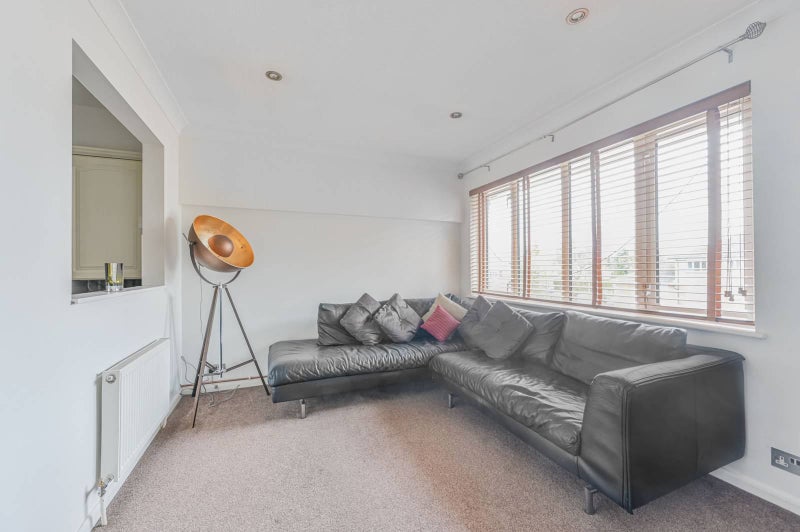 Photo 1: Lounge