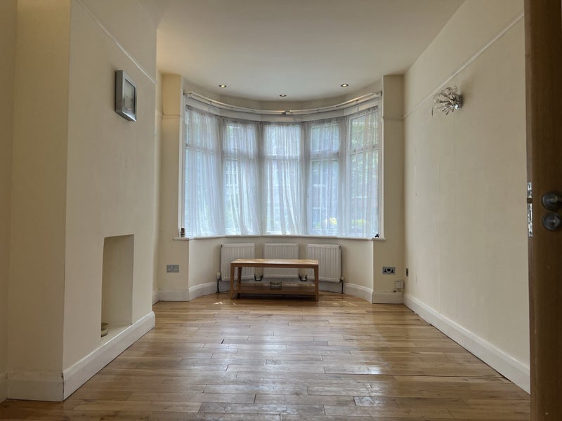 'Perfect 3 bedroom house in Gantshill' Room to Rent from SpareRoom