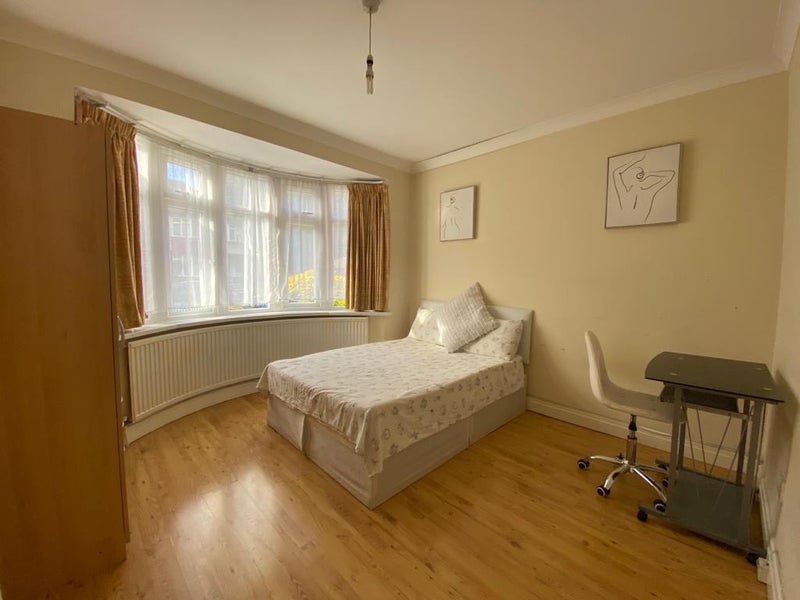 Photo 1: Fully furnished double bedroom, 2 wardrobes and a desk