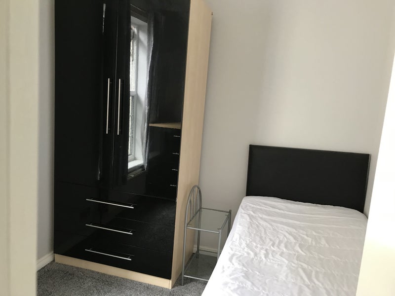 Photo 1: Bedroom 