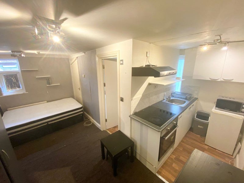 'SelfContained Studio Available To Rent in Pinner!' Room to Rent from