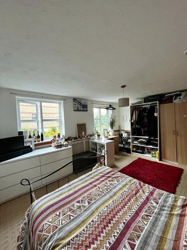 'Huge double room in Surrey Quays ' Room to Rent from SpareRoom