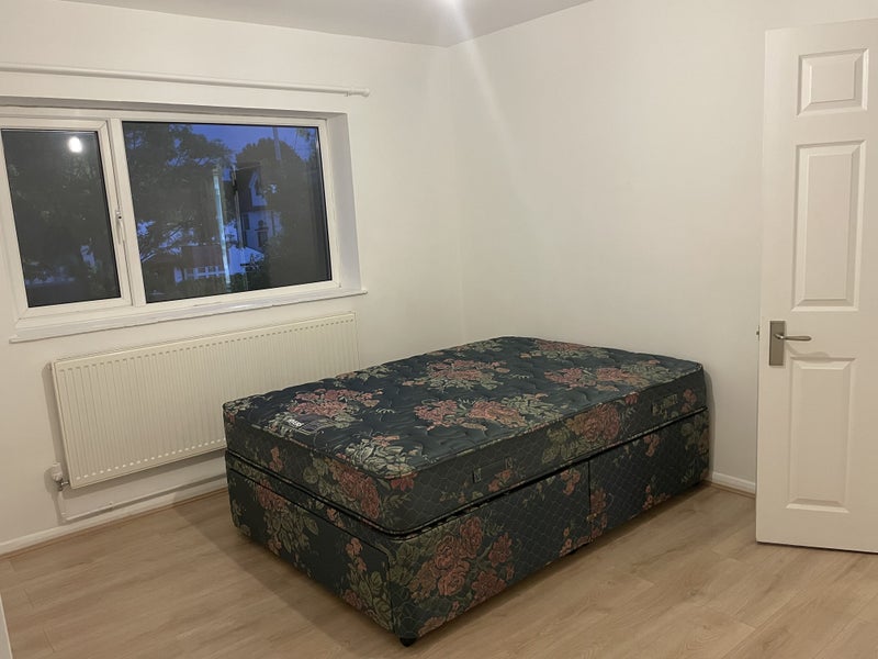 'Double Bedroom, walkable distance to Shenfield St' Room to Rent from