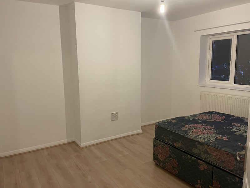 'Double Bedroom, walkable distance to Shenfield St' Room to Rent from