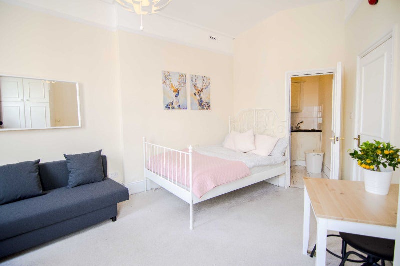 'Modern Studio Flat in Holland Park Gardens' Room to Rent from SpareRoom