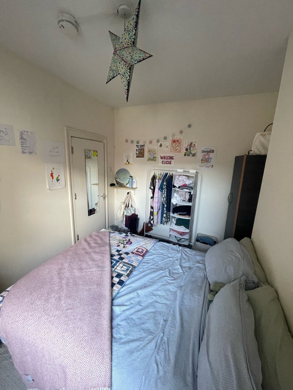 'Furnished Room for a Student in Camberwell ' Room to Rent from SpareRoom