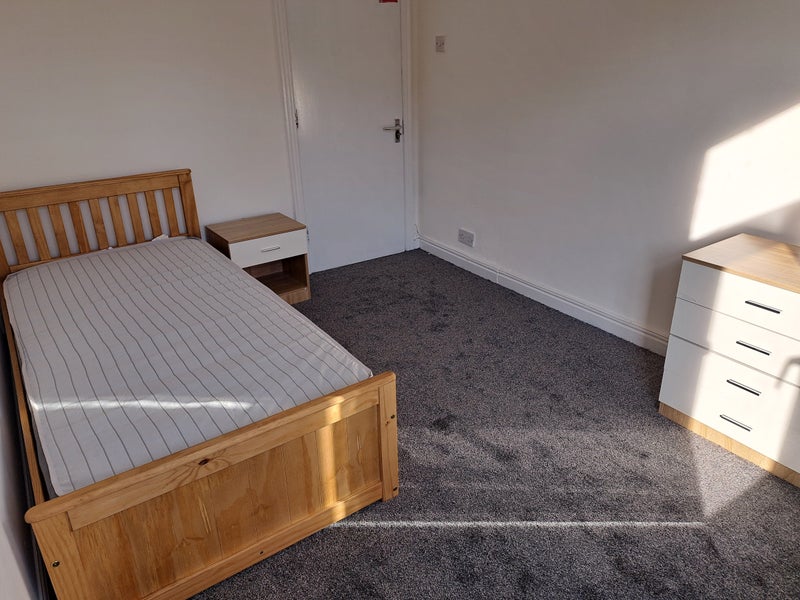 'Single Room Including Bills Oldham OL1' Room to Rent from SpareRoom