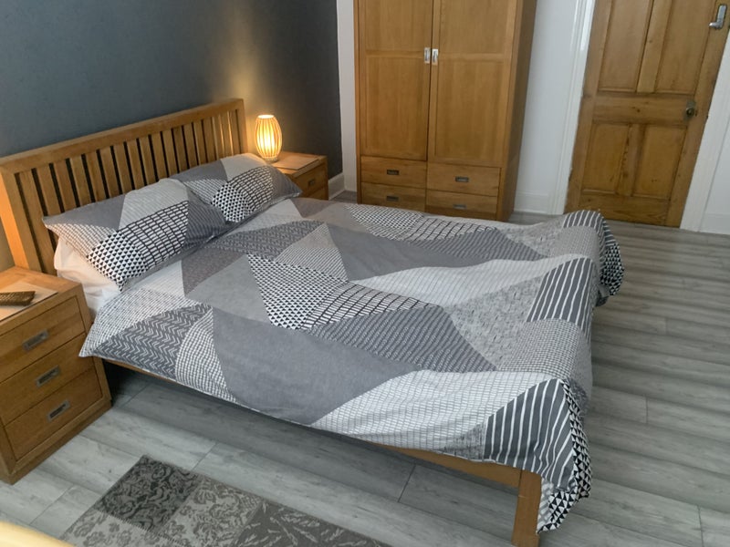 Photo 1: Kingsize bed with matching furniture 