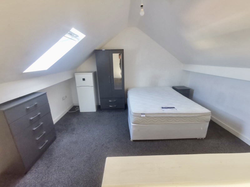 'Superking Size Attic Room, Bills Included Newport ' Room to Rent from