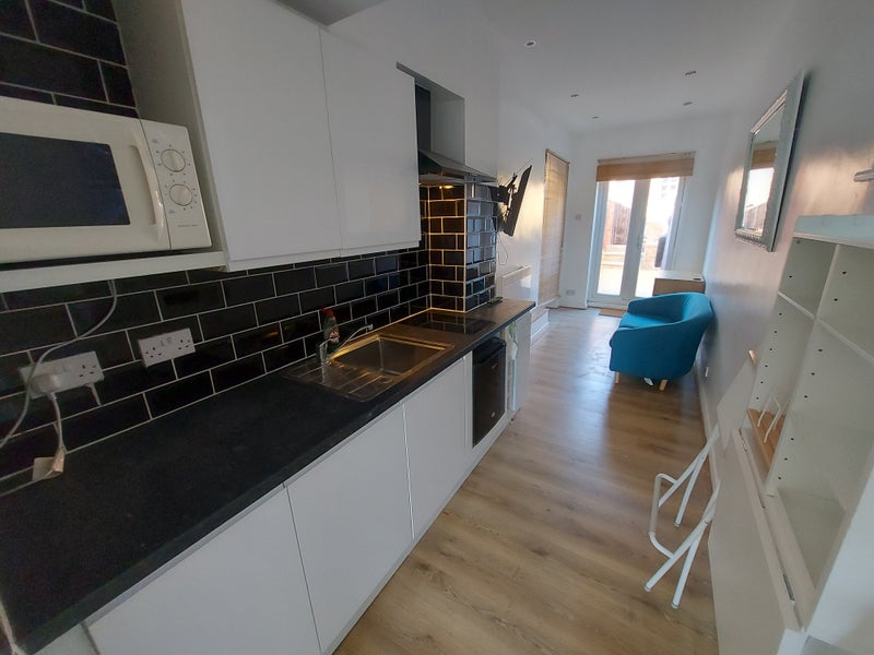 'Self contained split level annexe all bills inc!' Room to Rent from