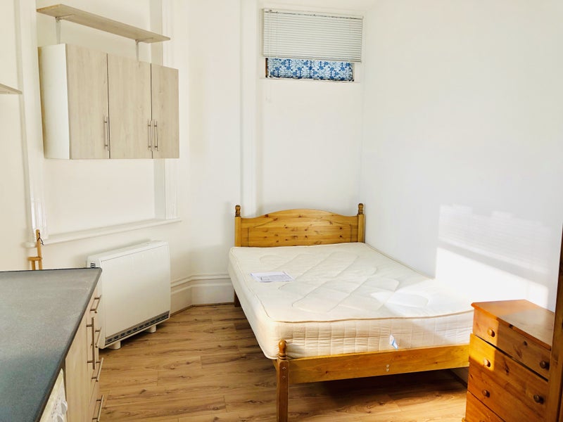 'Studio Flat To Rent In Cricklewood Broadway NW2' Room to Rent from