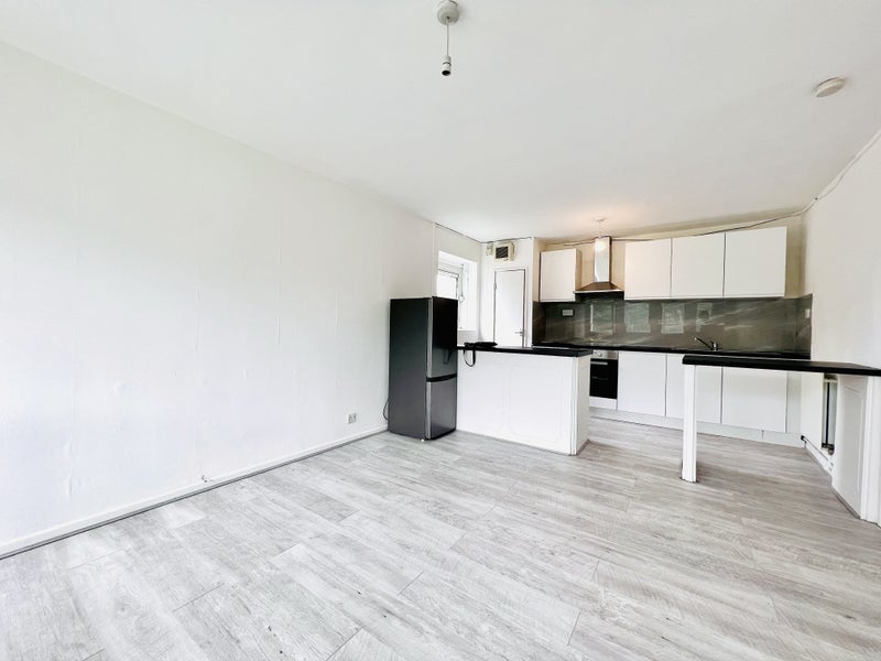 '2 Bedroom Apartment in Rowley Gardens Manor House ' Room to Rent from