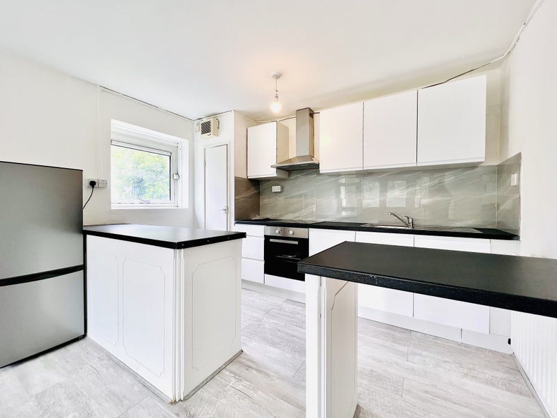 '2 Bedroom Apartment in Rowley Gardens Manor House ' Room to Rent from