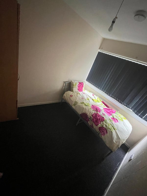 'DSS Room 5, Saxelby Close, B14 5NX' Room to Rent from SpareRoom